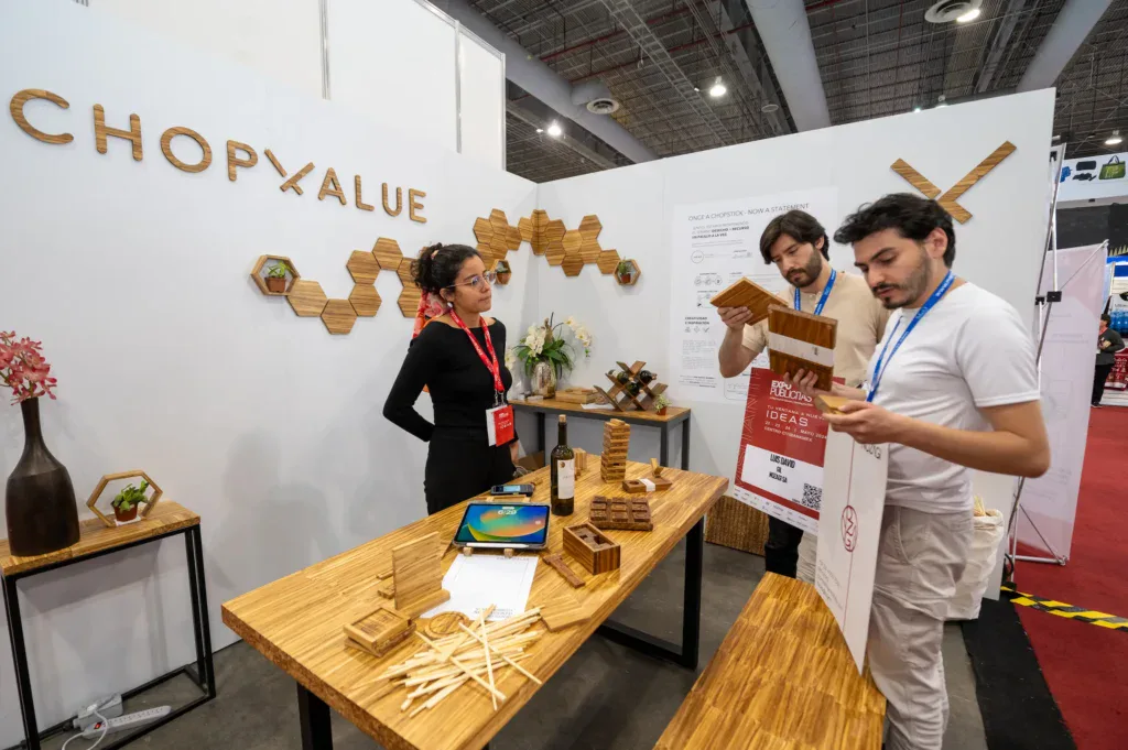 Stand de ChopValue en ExpoPublicitas con exhibición de productos elaborados en madera reutilizada, como ejemplo de soluciones sustentables que pueden ganar visibilidad en eventos comerciales. 