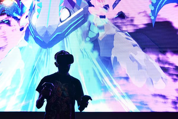 Ejemplo de experiencia inmersiva aplicada a un stand, donde estímulos visuales e interacción directa ayudan a captar atención y generar recuerdo en un entorno B2B.