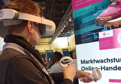 Joven probando la nueva realidad virtual interactiva