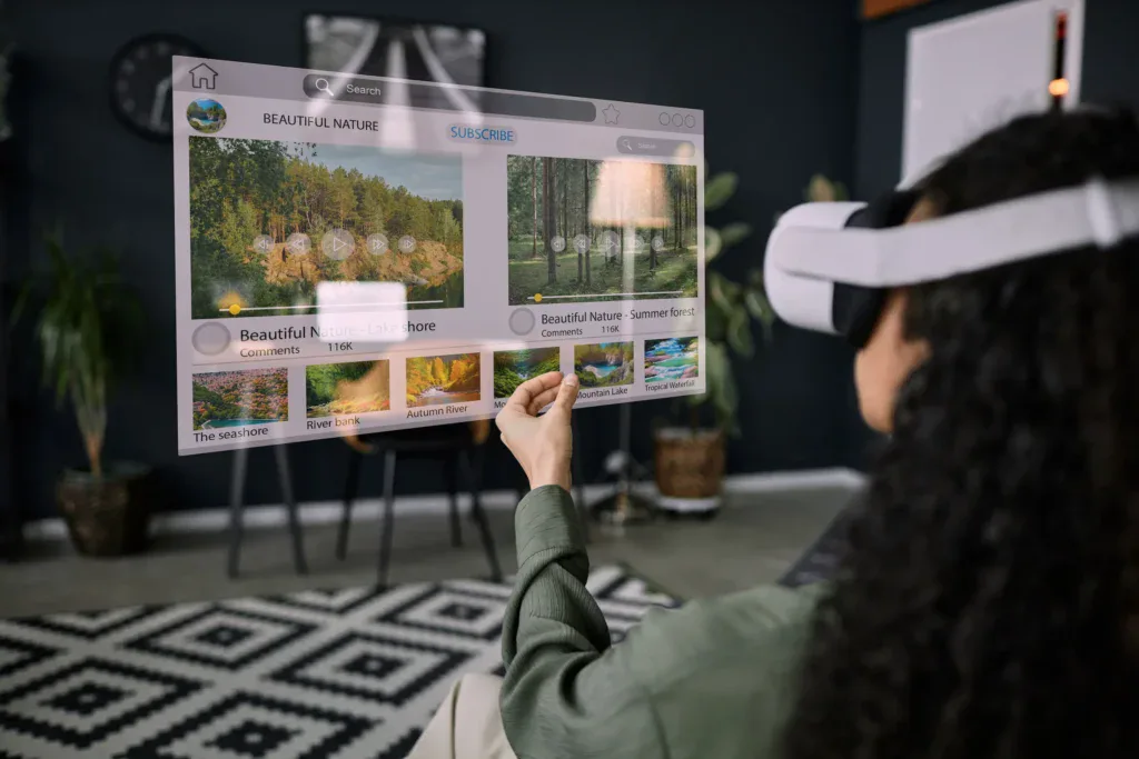 mujer-utilizando-realidad-virtual-interactiva-y-realidad-aumentada Mujer utilizando realidad virtual interactiva y realidad aumentada