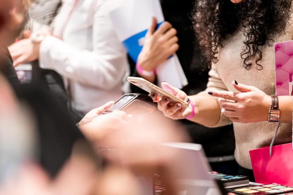 Grupo de personas haciendo networking.