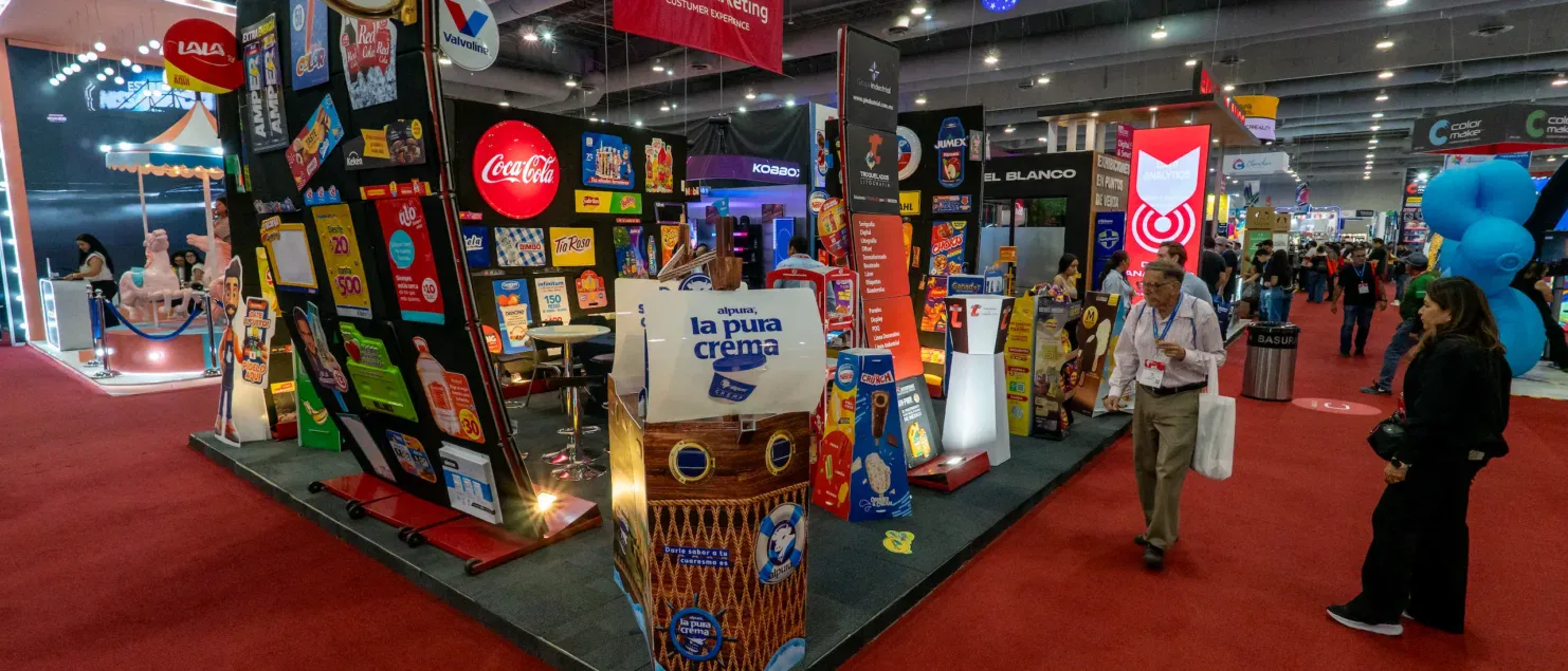 Exhibición de stands y material POP en ExpoPublicitas, mostrando estrategias de visual merchandising aplicadas para atraer audiencias y generar experiencias de marca.