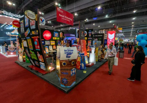 Exhibición de stands y material POP en ExpoPublicitas, mostrando estrategias de visual merchandising aplicadas para atraer audiencias y generar experiencias de marca.