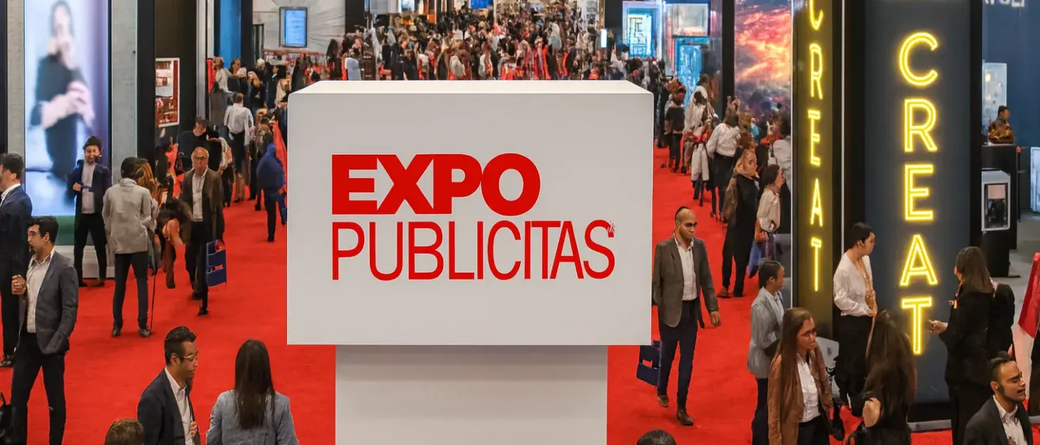 Imagen del pabellón principal de ExpoPublicitas, con visitantes recorriendo los stands y participando en activaciones dentro del área de exhibición.