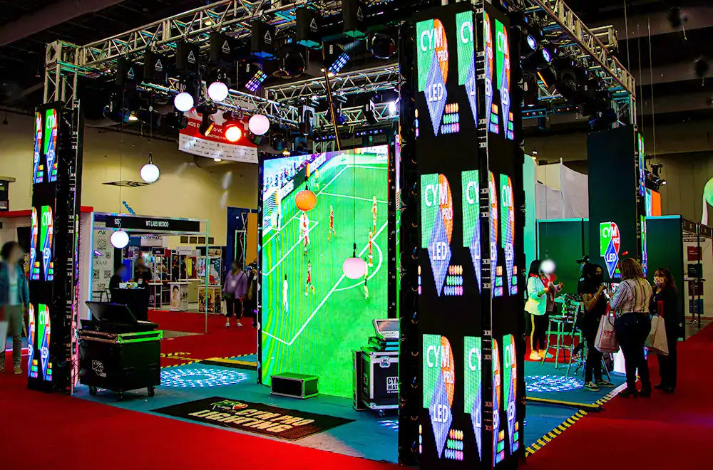 Stand tecnológico con pantallas digitales y activación visual dentro de ExpoPublicitas, representando formatos de patrocinio B2B orientados a branding, experiencias interactivas y generación de leads en eventos profesionales.