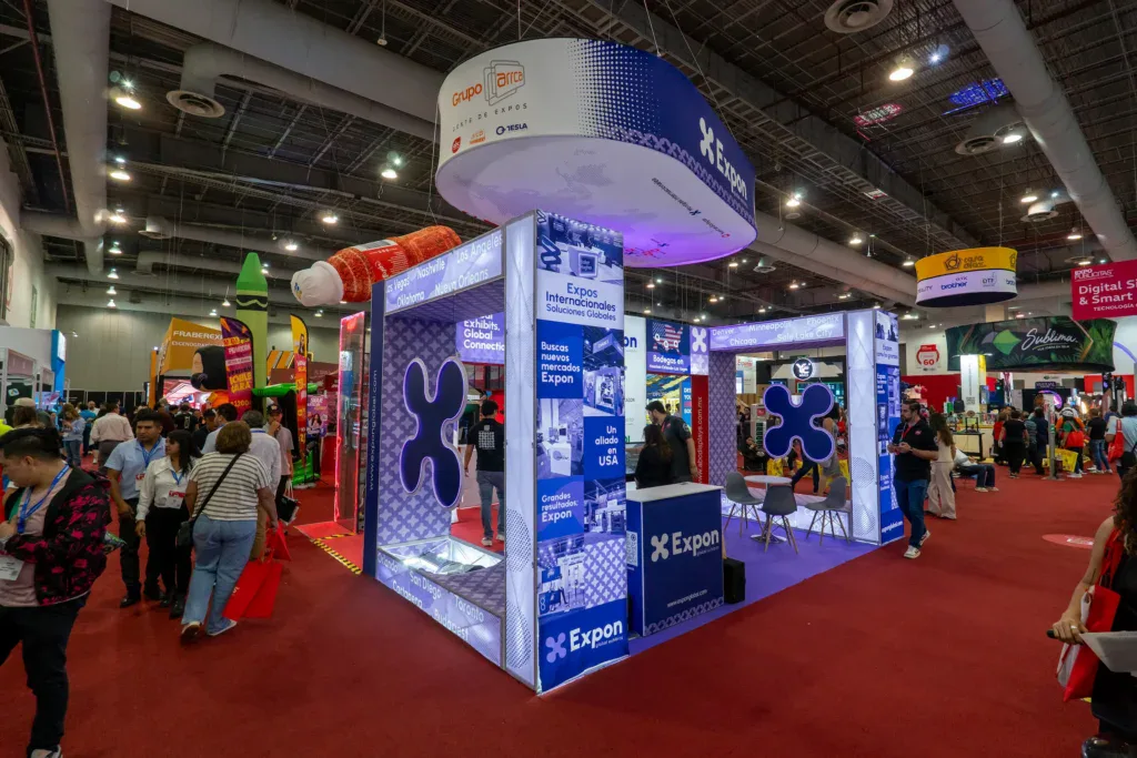 Stand patrocinado en ExpoPublicitas con alta visibilidad dentro del recinto, representando posicionamiento de marca, presencia estratégica y exposición continua ante audiencias profesionales B2B.