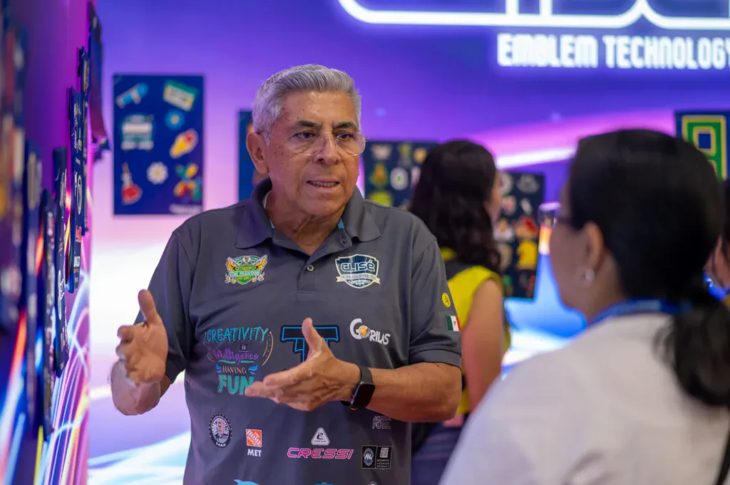 Interacción entre asistentes en un stand de ExpoPublicitas 2027