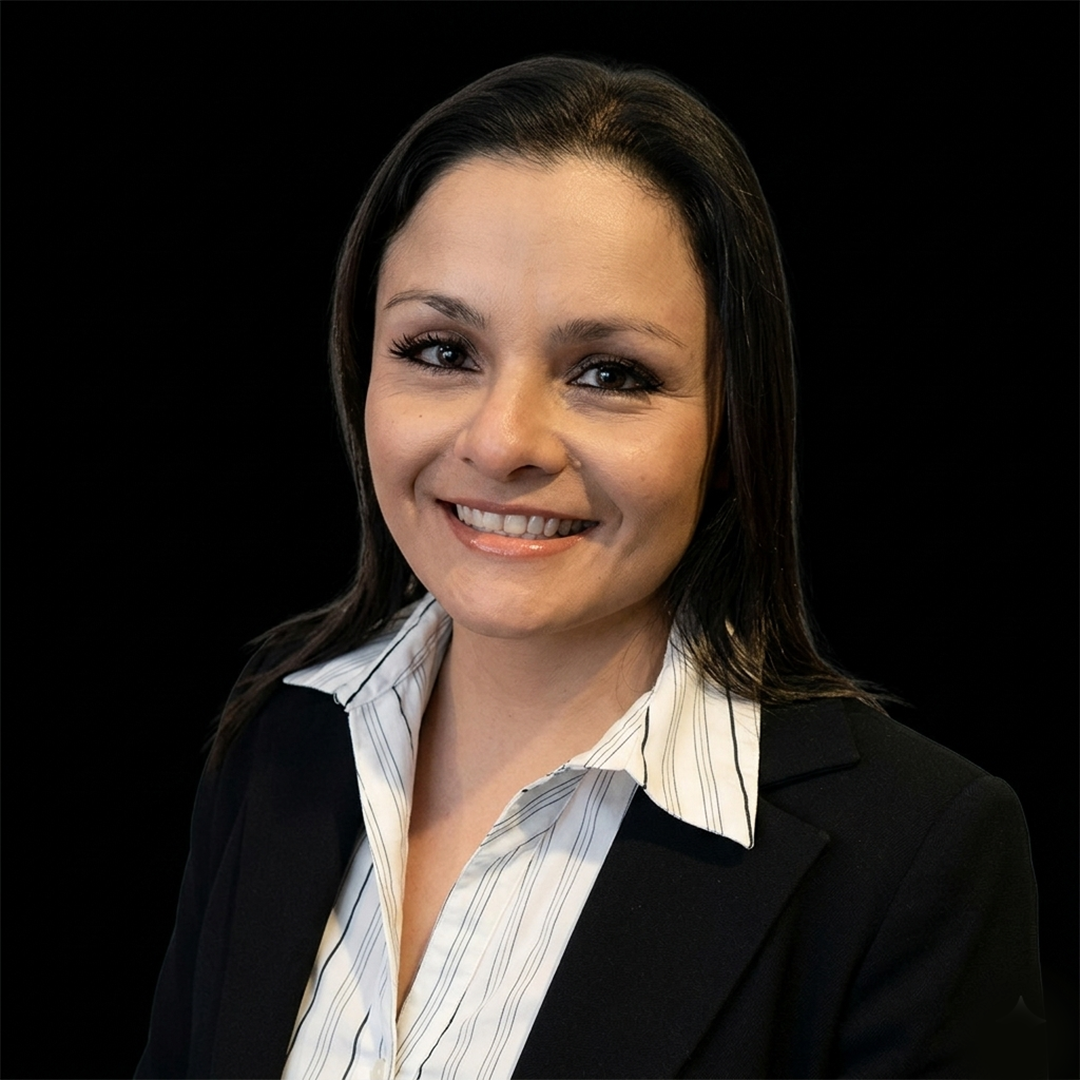 Karla León fondo negro