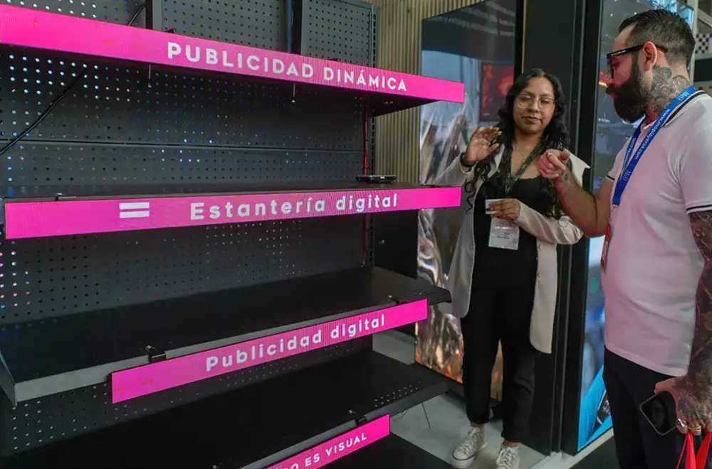 interactividad-estanteria-digital-smart-retail Demostración de estantería digital con publicidad dinámica en el Pabellón Digital Signage & Smart Retail de ExpoPublicitas, destacando la interactividad aplicada al punto de venta.