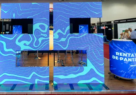 Pantallas LED modulares exhibidas en el Pabellón Digital Signage & Smart Retail de ExpoPublicitas, ejemplo de tecnología aplicada a retail y comunicación visual.