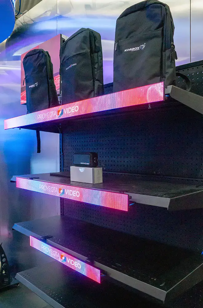 video-estanteria-digital-interactividad-expopublicitas Ejemplo de estantería digital con proyección de video interactivo en el Pabellón Digital Signage & Smart Retail de ExpoPublicitas, una muestra de cómo la interactividad transforma la experiencia del consumidor en retail.