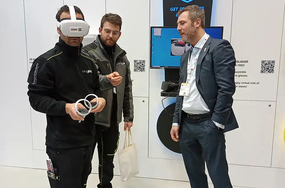 Expositor mostrando una experiencia de realidad virtual durante ExpoPublicitas, reflejo de la innovación y el comercio conversacional en el Buen Fin 2025.