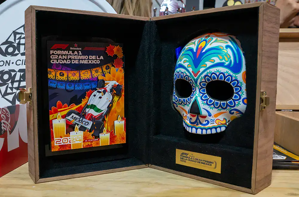 regalos-empresariales-personalizados-identidad-cultural Obsequio corporativo con diseño artesanal inspirado en la cultura mexicana, ejemplo de regalo personalizado que combina emoción, diseño e identidad de marca.