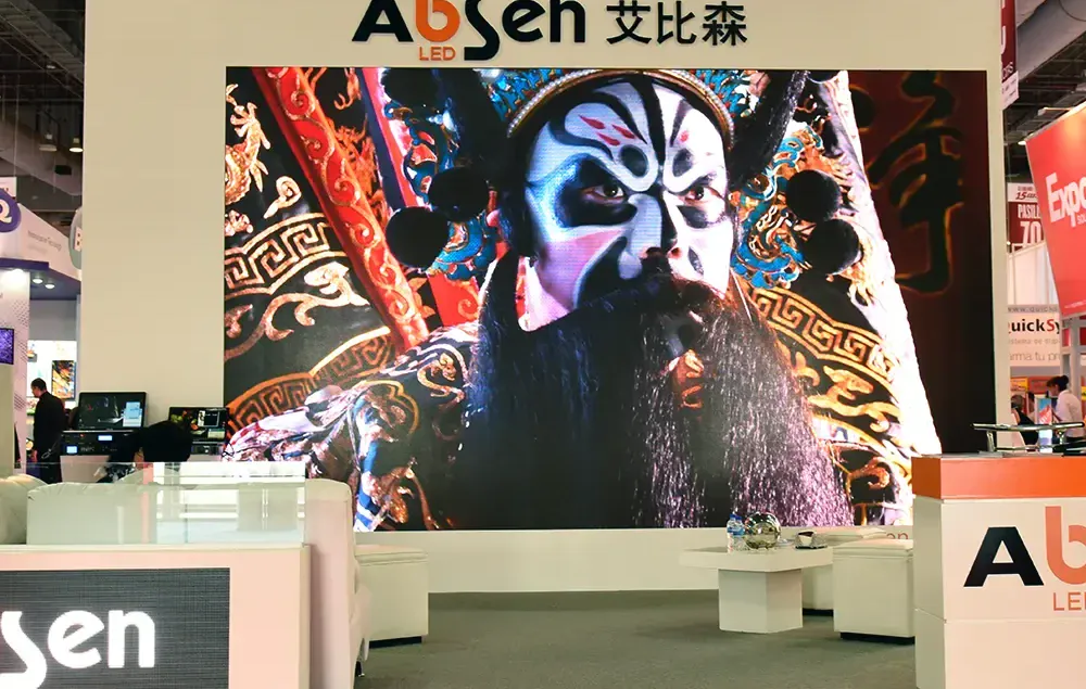 Publicidad digital en pantalla LED durante ExpoPublicitas, parte del crecimiento del OOH y DOOH en México.