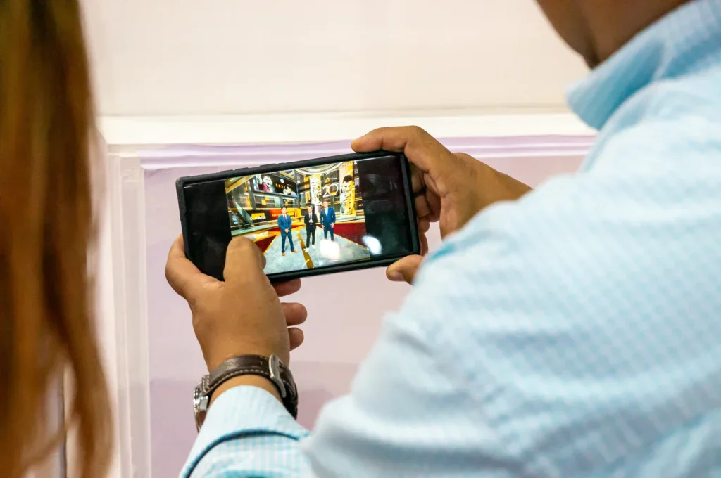 Asistentes interactúan con contenido digital durante ExpoPublicitas, mostrando activaciones de marca y formatos de event marketing que amplifican la experiencia del evento y refuerzan la visibilidad B2B a través de medios digitales.