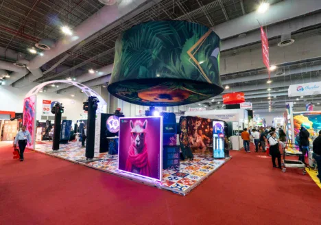 Qué es un stand que impulsa ventas para B2B en el contexto de ExpoPublicitas 2026 Stand BTL con diseño abierto y alto impacto visual que utiliza iluminación, gráfica y formatos envolventes para atraer al público y facilitar la circulación en un entorno de exposición profesional.