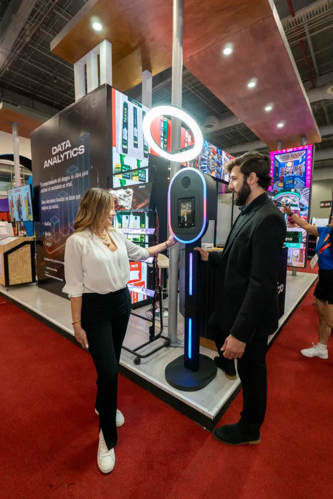 evento-btl-stand-expopublicitas-2026-scaled Mujer y hombre interactuando en un stand de Expopublicitas2025