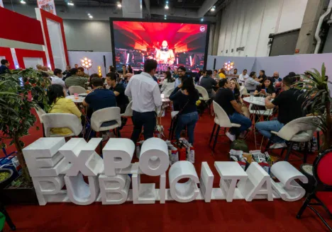 Ambiente principal de ExpoPublicitas durante una jornada de networking, con expositores, activaciones de marca y asistentes reunidos en el pabellón central del evento.