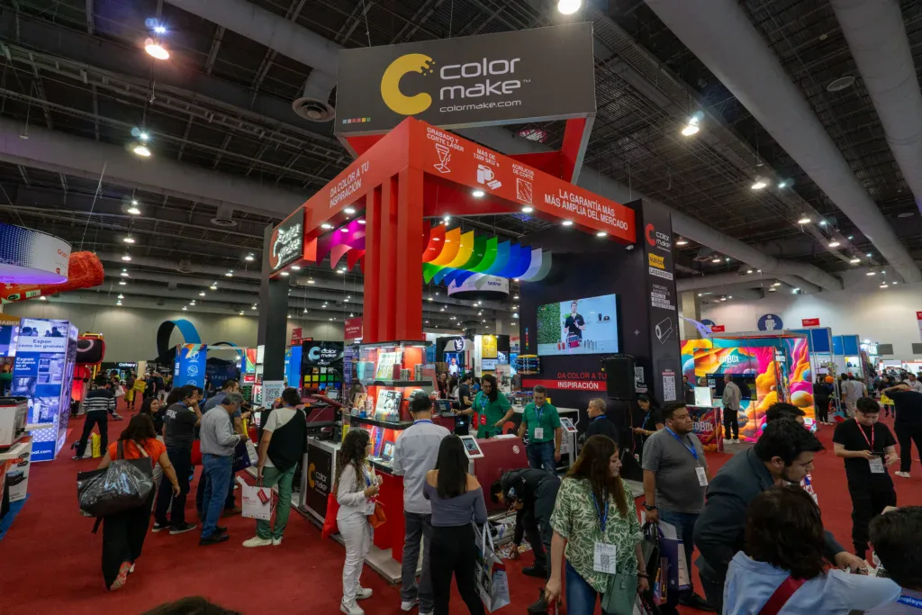 Vista general del piso de exhibición de ExpoPublicitas, con stands B2B, alto flujo de visitantes y un entorno orientado al networking y a la generación de oportunidades comerciales.