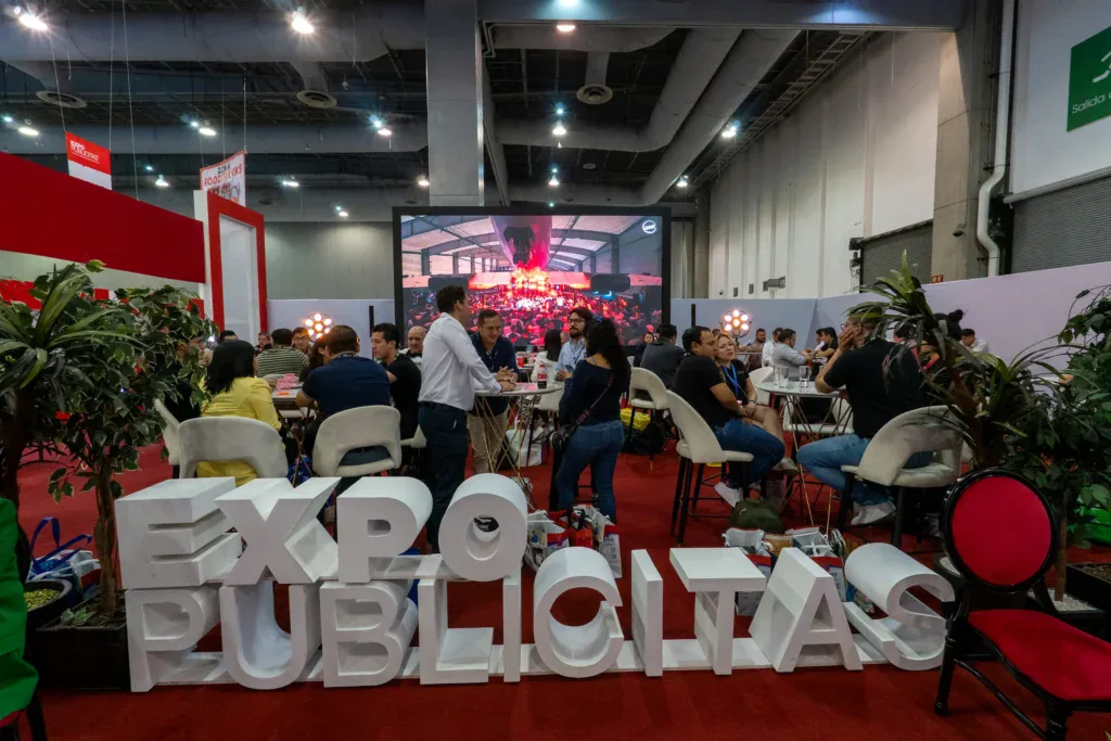 Espacio de networking en ExpoPublicitas donde marcas y profesionales B2B mantienen encuentros de negocio en un entorno diseñado para facilitar conversaciones estratégicas, toma de decisiones y generación de oportunidades comerciales.