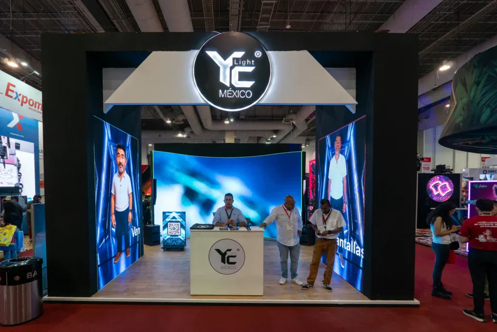 Stand con pantallas digitales y soluciones de señalización en el Pabellón de Digital Signage & Smart Retail durante ExpoPublicitas.