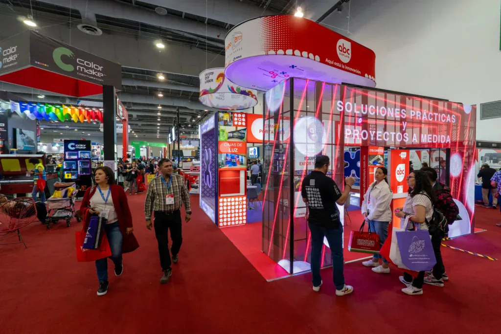 Stand con activaciones de marca en ExpoPublicitas, donde empresas B2B interactúan con tomadores de decisión y asistentes profesionales en un entorno de networking, visibilidad premium y generación de oportunidades de negocio.