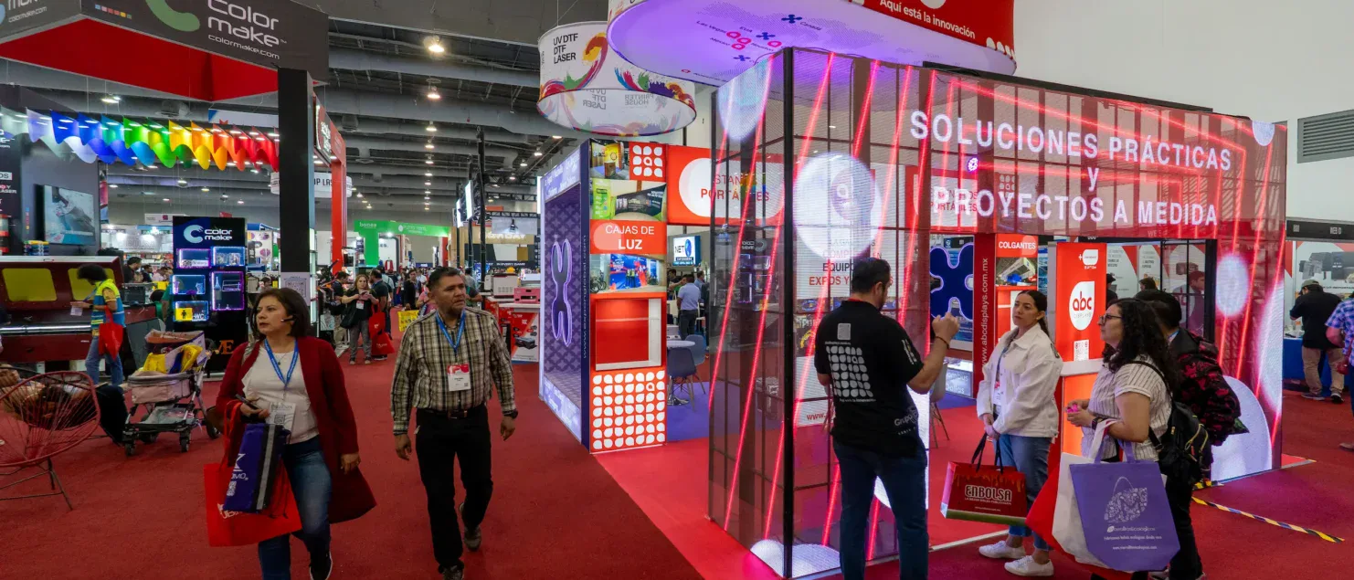 Stand con activaciones de marca en ExpoPublicitas, donde empresas B2B interactúan con tomadores de decisión y asistentes profesionales en un entorno de networking, visibilidad premium y generación de oportunidades de negocio.