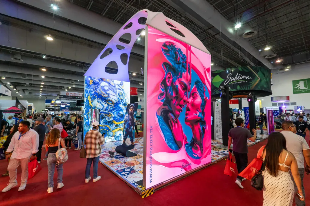 Ejemplo de stand con diseño personalizado desarrollado por terceros, enfocado en una experiencia de marca de alto impacto dentro del piso de exhibición de ExpoPublicitas.