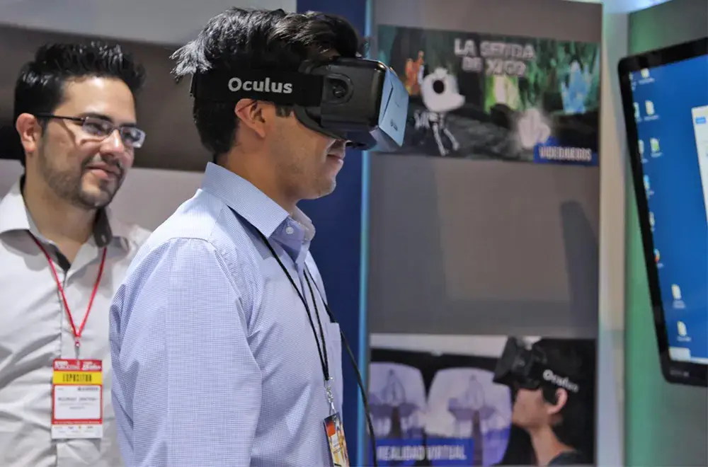 Demostración de recorrido VR en un stand de ExpoPublicitas, donde asistentes interactúan con tecnología inmersiva para presentar soluciones comerciales de forma visual y experiencial.