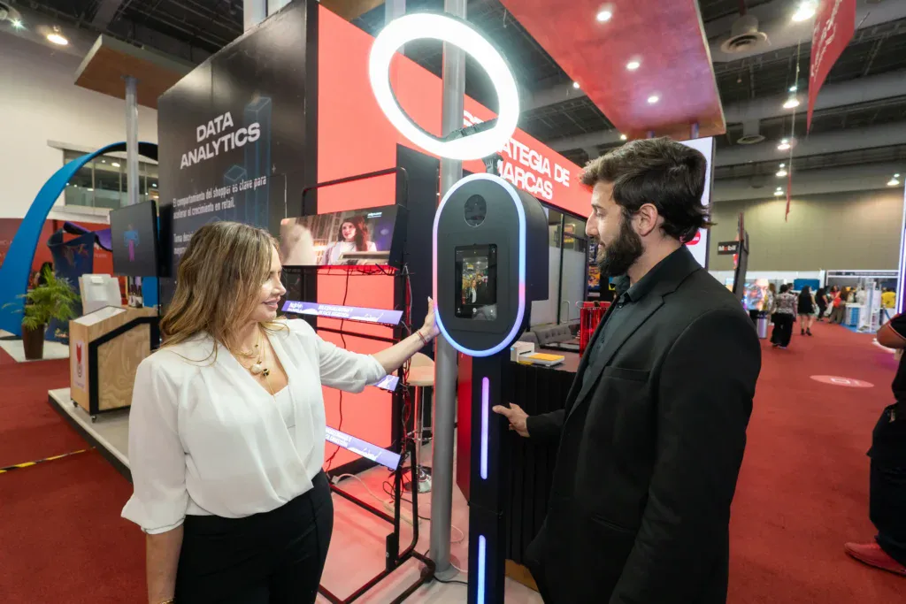 Interacción entre marcas tecnológicas y compradores dentro de ExpoPublicitas, reflejando el ecosistema presencial de negocios B2B que conecta oferta y demanda y genera oportunidades comerciales en México y LATAM.