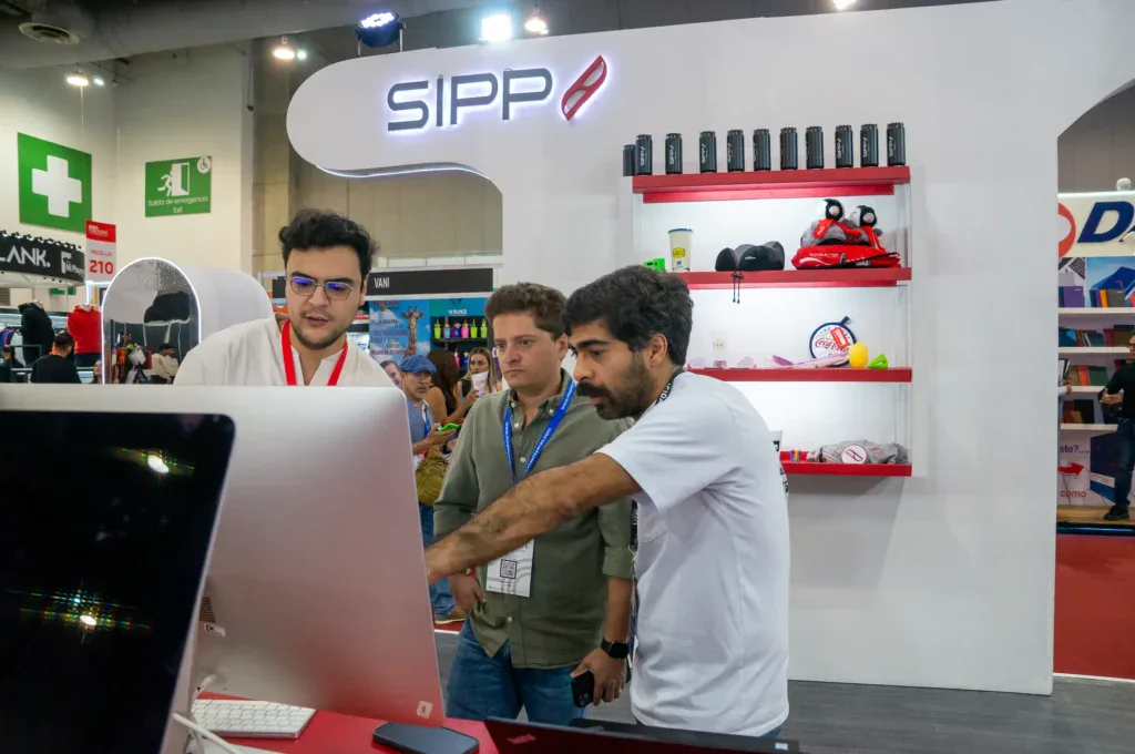 reuniones-b2b-expo-publicitas-generacion-leads Reunión comercial entre expositores y visitantes profesionales dentro del piso de ExpoPublicitas, mostrando interacción directa, networking B2B y generación de leads calificados en un entorno presencial orientado a negocios.