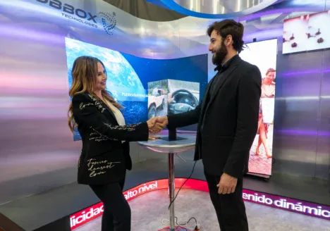 Interacción comercial en el Pabellón Digital Signage & Smart Retail de ExpoPublicitas, orientada a impulsar ventas B2B y generación de oportunidades comerciales.