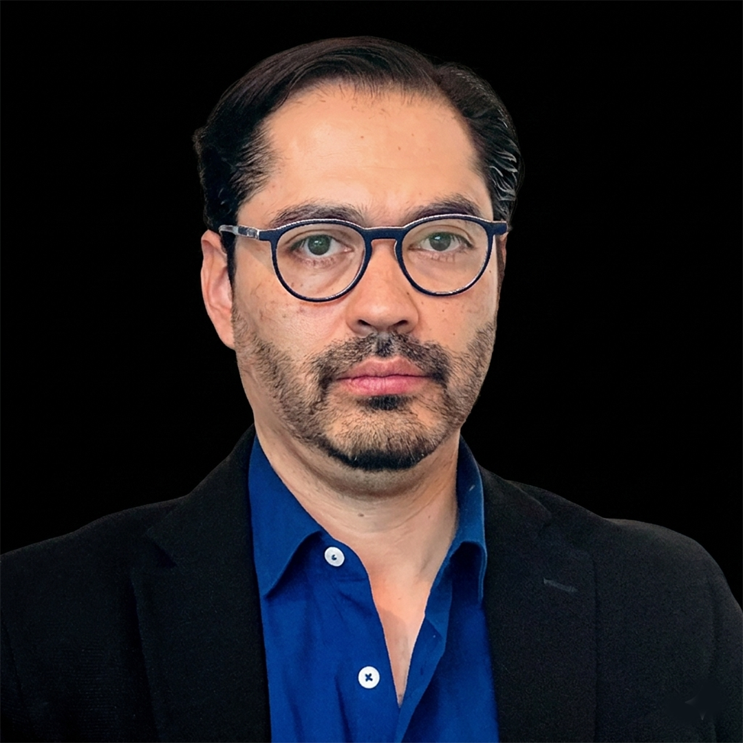 David Enríquez fondo negro