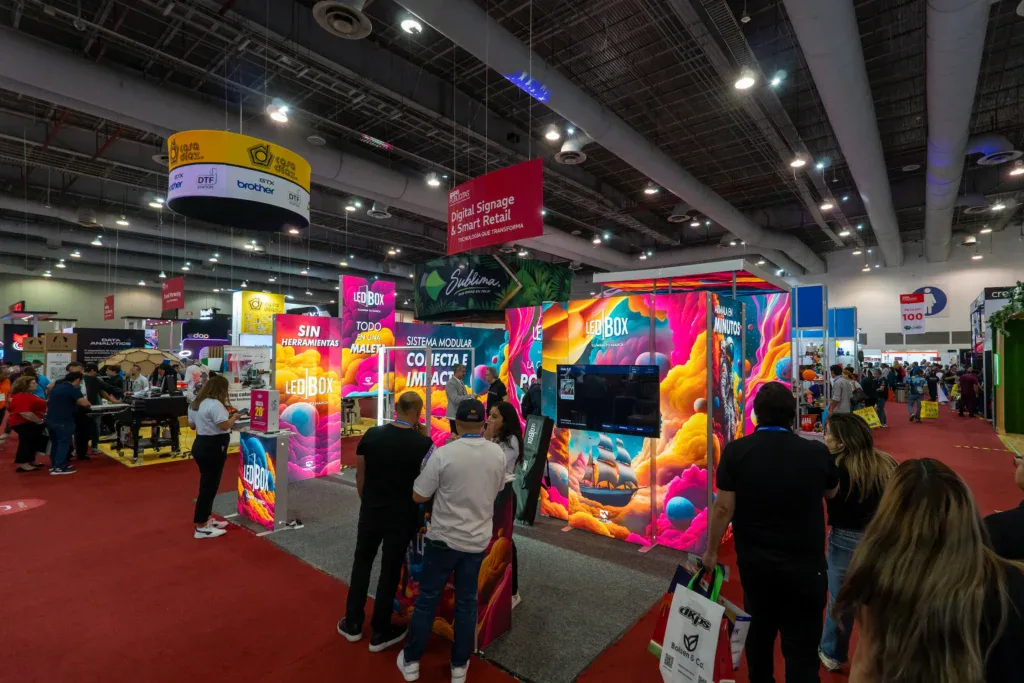 Vista general del Pabellón de Retail Marketing en ExpoPublicitas, con marcas, displays y soluciones visuales enfocadas en retail y experiencia de compra.