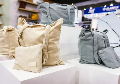 Lead marketing con regalos promocionales: 10 estrategias para ferias B2B Bolsas, mochilas y accesorios textiles personalizados exhibidos como ejemplos de regalos promocionales que pueden ayudar a una marca a ganar visibilidad, atraer contactos y generar nuevas oportunidades comerciales en ExpoPublicitas.