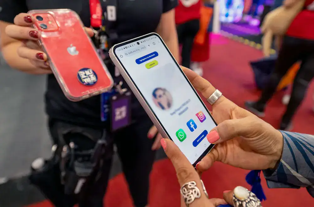 rticulo-promocional-phygital-con-tecnologia-nfc Interacción entre un smartphone y un artículo promocional con tecnología NFC, un recurso phygital que conecta la experiencia física con contenidos digitales durante ExpoPublicitas 2027.
