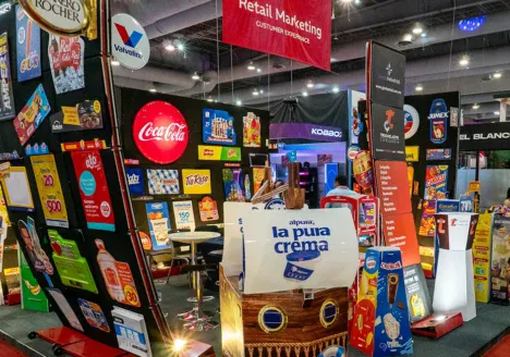 3 estrategias de visual merchandising para captar clientes potenciales Exhibición con displays, señalización y productos de distintas marcas dentro del Pabellón de Retail Marketing de ExpoPublicitas 2027.